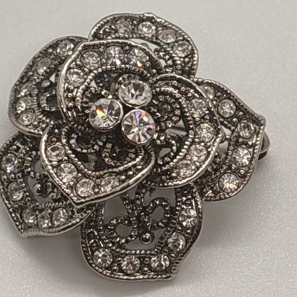 Sparkling Rhinestone Rose Flower Brooch Pin Silver Tone‎ Elegant Vintage Style